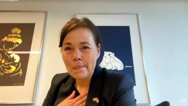 格陵兰女外长直播 镜头前数次哽咽 格陵兰女外长直播 镜头前数次哽咽