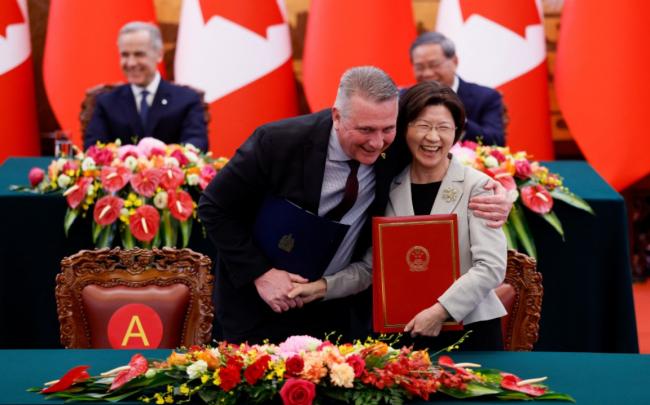 中加部长签约“摆乌龙” 惹全场笑声 中加部长签约“摆乌龙” 惹全场笑声