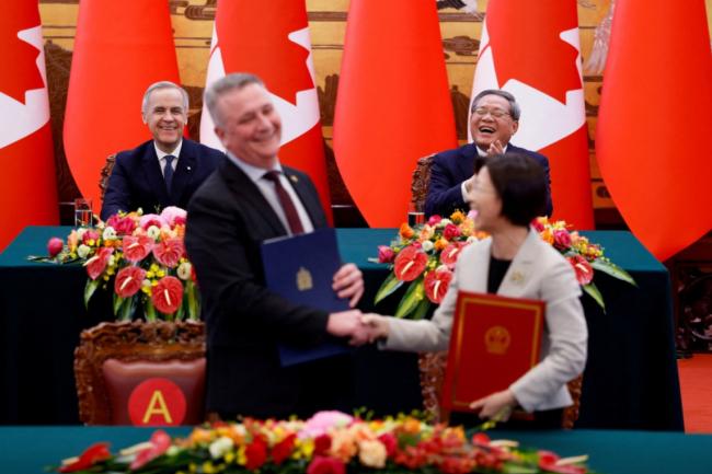 中加部长签约“摆乌龙” 惹全场笑声 中加部长签约“摆乌龙” 惹全场笑声