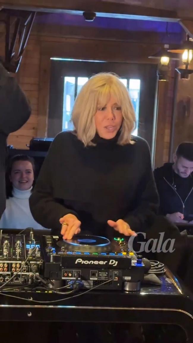 法国第一夫人闪耀迪士尼乐园,穿皮裤打碟跳舞 法国第一夫人闪耀迪士尼乐园,穿皮裤打碟跳舞