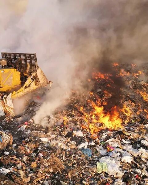 印度究竟有多脏?首都垃圾山20层楼高 印度究竟有多脏?首都垃圾山20层楼高