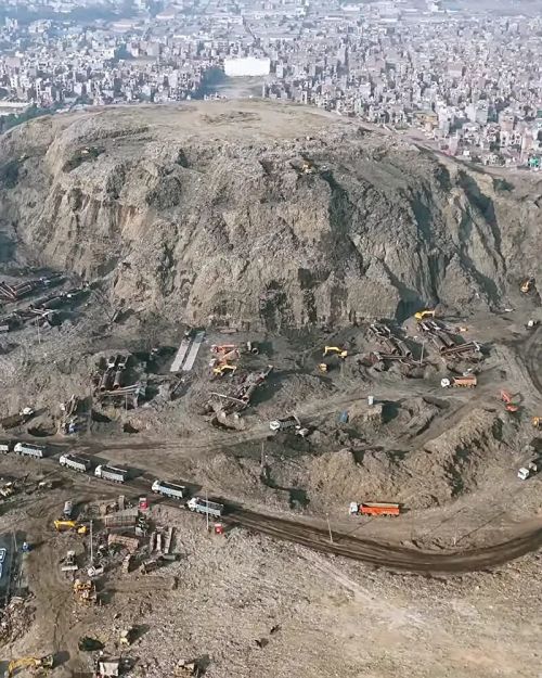 印度究竟有多脏?首都垃圾山20层楼高 印度究竟有多脏?首都垃圾山20层楼高