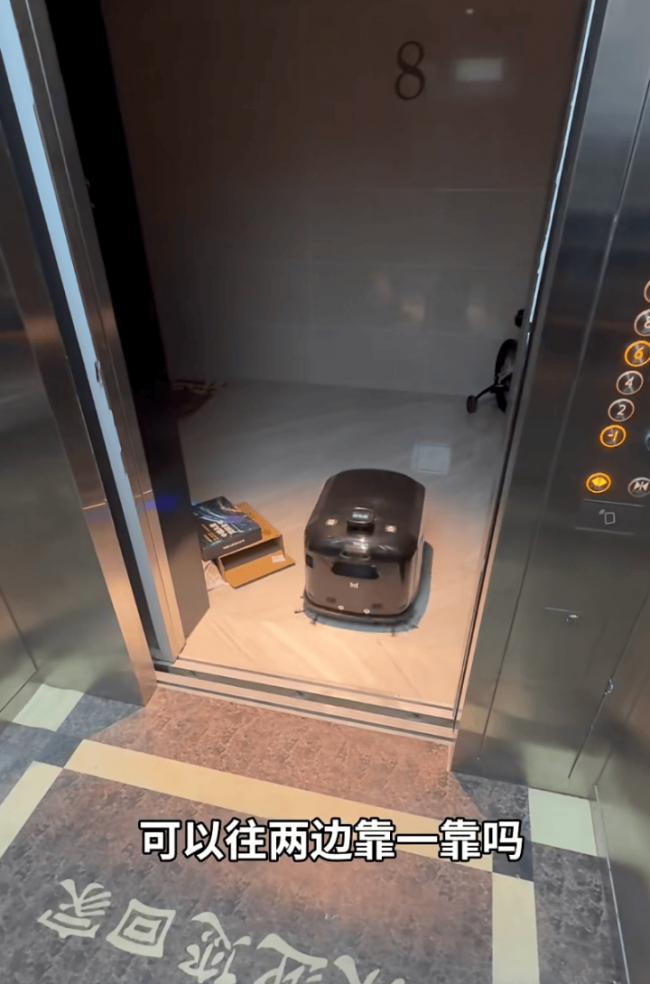 中产扎堆的高端小区,物业员工都改成机器人了 中产扎堆的高端小区,物业员工都改成机器人了