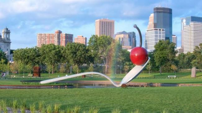 约10名极右人士 惨遭一大群移民驱赶 丢掷水球 约10名极右人士 惨遭一大群移民驱赶 丢掷水球