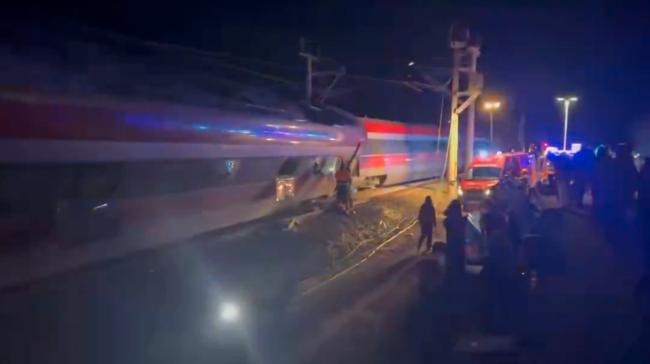 突发:高速列车出轨对撞 至少21死逾百伤 突发:高速列车出轨对撞 至少21死逾百伤