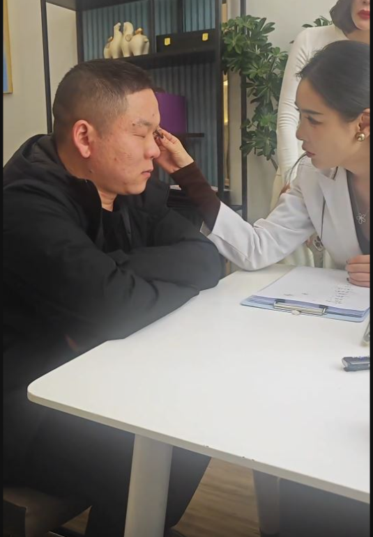 常被嘲睁眼跟闭眼一样 眯眯眼大叔动刀开眼 常被嘲睁眼跟闭眼一样 眯眯眼大叔动刀开眼