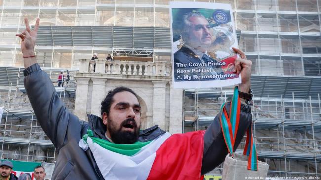 黑客干扰伊朗国家电视台信号 播出这一幕 黑客干扰伊朗国家电视台信号 播出这一幕