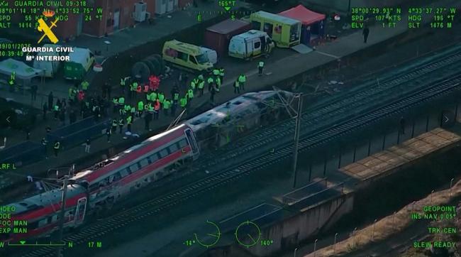 西班牙高铁相撞增至40死 出事原因指向.... 西班牙高铁相撞增至40死 出事原因指向....