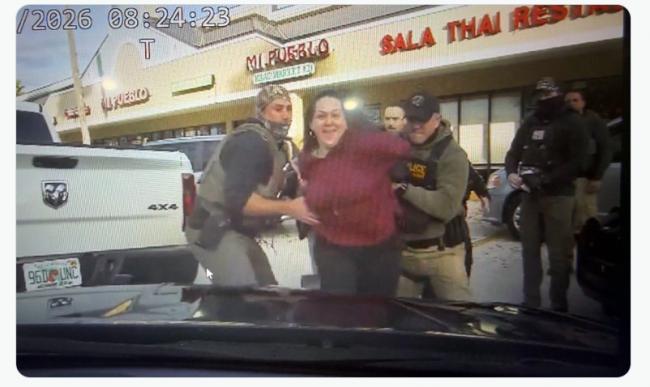 女子踹警察被ICE摁倒 州长:这里不是明尼苏达 女子踹警察被ICE摁倒 州长:这里不是明尼苏达