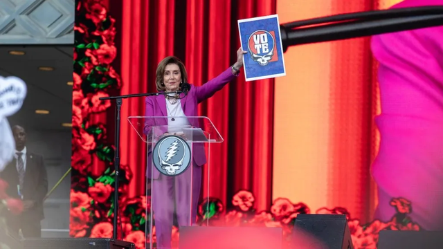 佩洛西玫紫色套装、大金链子现身追悼会 佩洛西玫紫色套装、大金链子现身追悼会