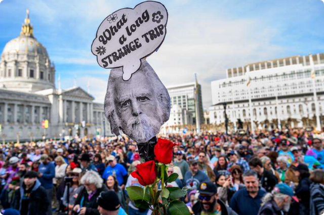 佩洛西玫紫色套装、大金链子现身追悼会 佩洛西玫紫色套装、大金链子现身追悼会