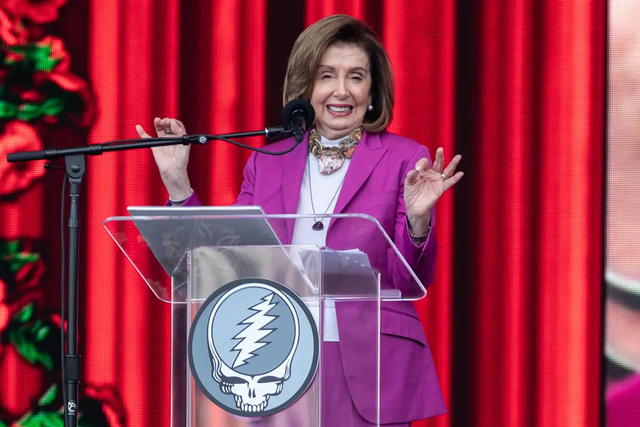 佩洛西玫紫色套装、大金链子现身追悼会 佩洛西玫紫色套装、大金链子现身追悼会