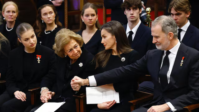 西班牙国王到希腊安葬姨妈 公主姐妹花很暖心 西班牙国王到希腊安葬姨妈 公主姐妹花很暖心