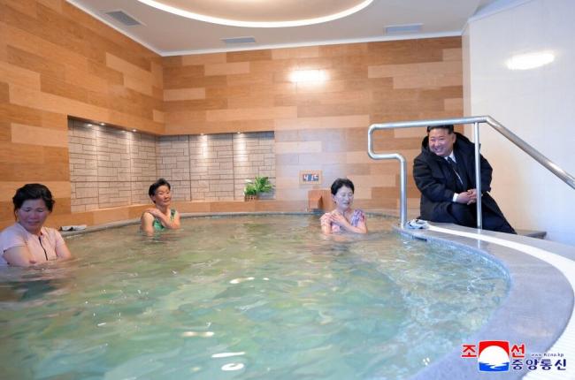 金正恩观看大妈泡澡笑开怀 网酸:笑容猥亵 金正恩观看大妈泡澡笑开怀 网酸:笑容猥亵