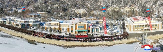 金正恩观看大妈泡澡笑开怀 网酸:笑容猥亵 金正恩观看大妈泡澡笑开怀 网酸:笑容猥亵