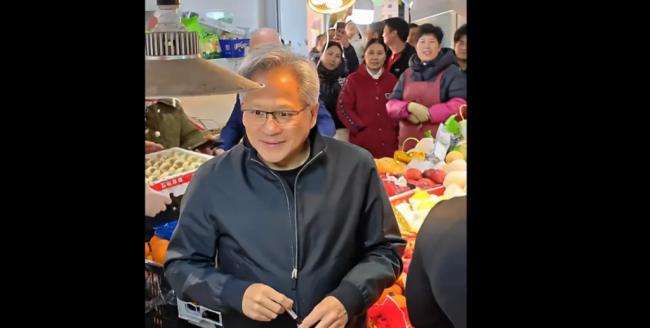 英伟达CEO黄仁勋现身上海菜市场 边吃边逛 英伟达CEO黄仁勋现身上海菜市场 边吃边逛