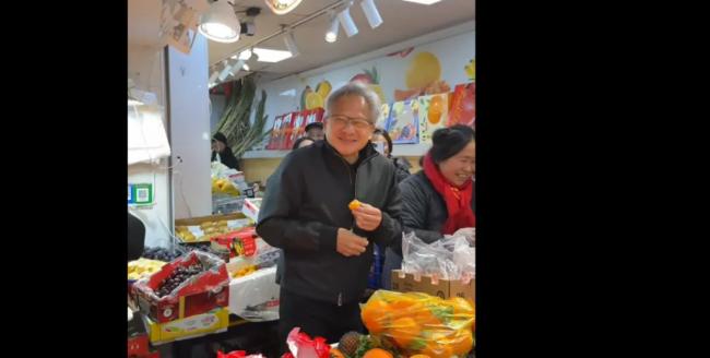 英伟达CEO黄仁勋现身上海菜市场 边吃边逛 英伟达CEO黄仁勋现身上海菜市场 边吃边逛