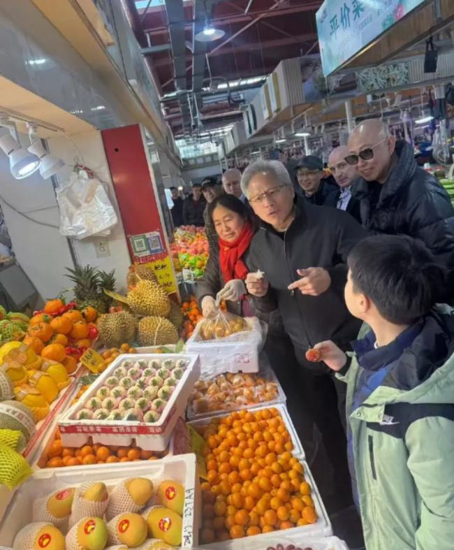 英伟达CEO黄仁勋现身上海菜市场 边吃边逛 英伟达CEO黄仁勋现身上海菜市场 边吃边逛