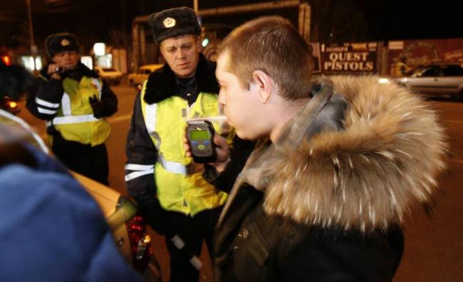 警傻眼!12岁男童开车载醉父,妈妈与弟妹回家 警傻眼!12岁男童开车载醉父,妈妈与弟妹回家