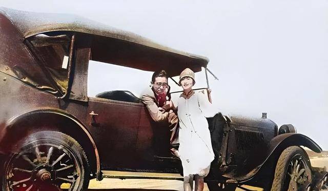 老照片:梁思成和林徽因甲板上留影 老照片:梁思成和林徽因甲板上留影