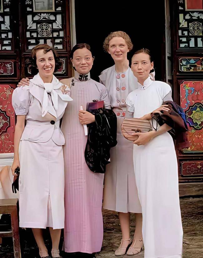 1938年的昆明,林徽因和几位好友合影 1938年的昆明,林徽因和几位好友合影