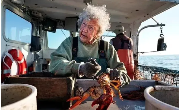 她凌晨起床抓龙虾 从8岁干到103岁!一生硬核... 她凌晨起床抓龙虾 从8岁干到103岁!一生硬核...