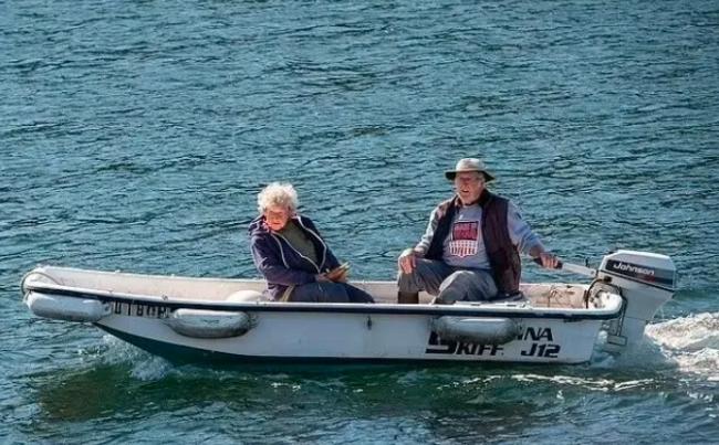 她凌晨起床抓龙虾 从8岁干到103岁!一生硬核... 她凌晨起床抓龙虾 从8岁干到103岁!一生硬核...