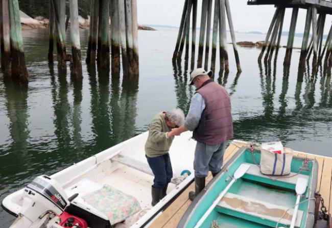 她凌晨起床抓龙虾 从8岁干到103岁!一生硬核... 她凌晨起床抓龙虾 从8岁干到103岁!一生硬核...