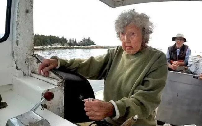 她凌晨起床抓龙虾 从8岁干到103岁!一生硬核... 她凌晨起床抓龙虾 从8岁干到103岁!一生硬核...