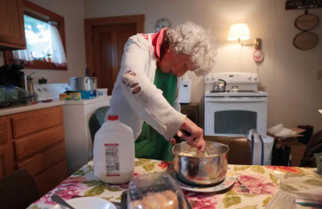 她凌晨起床抓龙虾 从8岁干到103岁!一生硬核... 她凌晨起床抓龙虾 从8岁干到103岁!一生硬核...