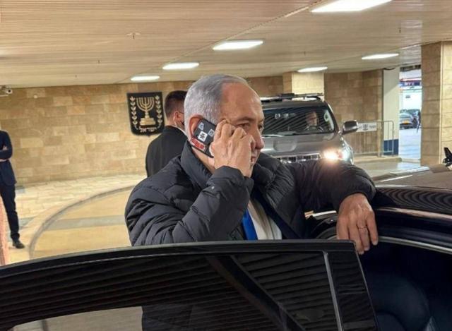 画面疯传!以总理手机摄像头被贴纸封住 画面疯传!以总理手机摄像头被贴纸封住