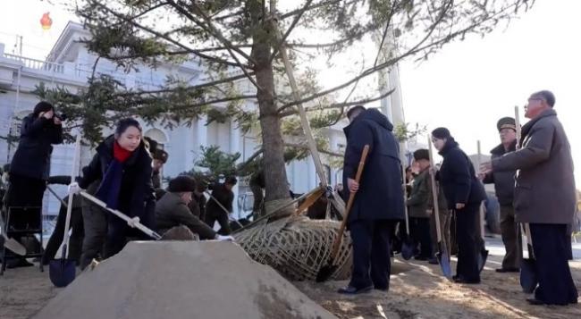 用手触碰金主爱身体,朝鲜高官要倒霉 用手触碰金主爱身体,朝鲜高官要倒霉