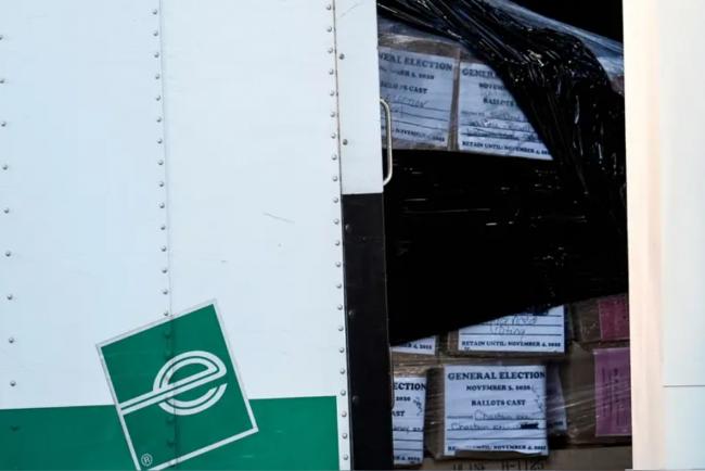 川普就等这一天:FBI搜查乔州选务中心 带走... 川普就等这一天:FBI搜查乔州选务中心 带走...