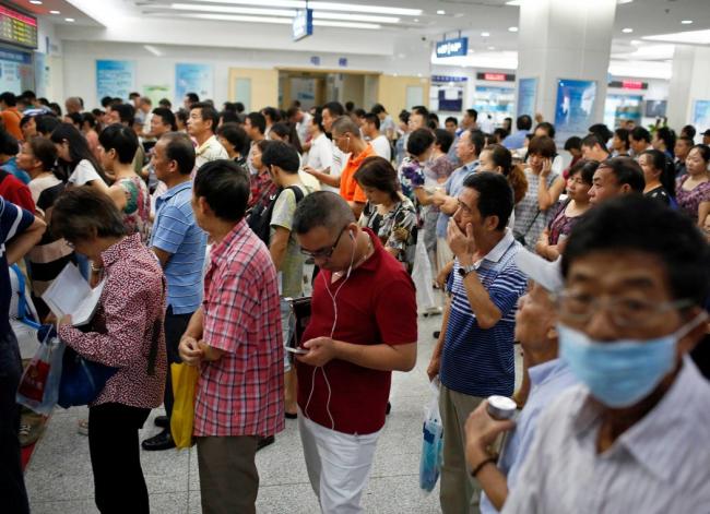 美国小伙“打飞的”到中国看病 感叹性价比太高 美国小伙“打飞的”到中国看病 感叹性价比太高