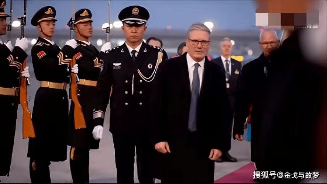 英首相“僵硬”尴尬一幕 李强把他“推过去” 英首相“僵硬”尴尬一幕 李强把他“推过去”