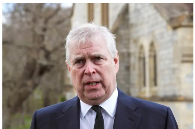 艾普斯坦档案新曝光资料 安德鲁跪趴在女子身上 艾普斯坦档案新曝光资料 安德鲁跪趴在女子身上