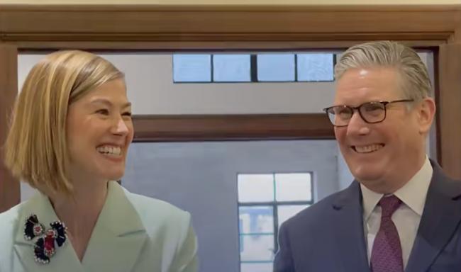 英首相上海行 身边有位“中文十级”的女星 英首相上海行 身边有位“中文十级”的女星