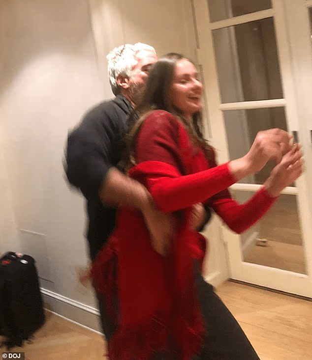 20岁白俄罗斯女留学生,被曝是爱泼斯坦最后恋人 20岁白俄罗斯女留学生,被曝是爱泼斯坦最后恋人