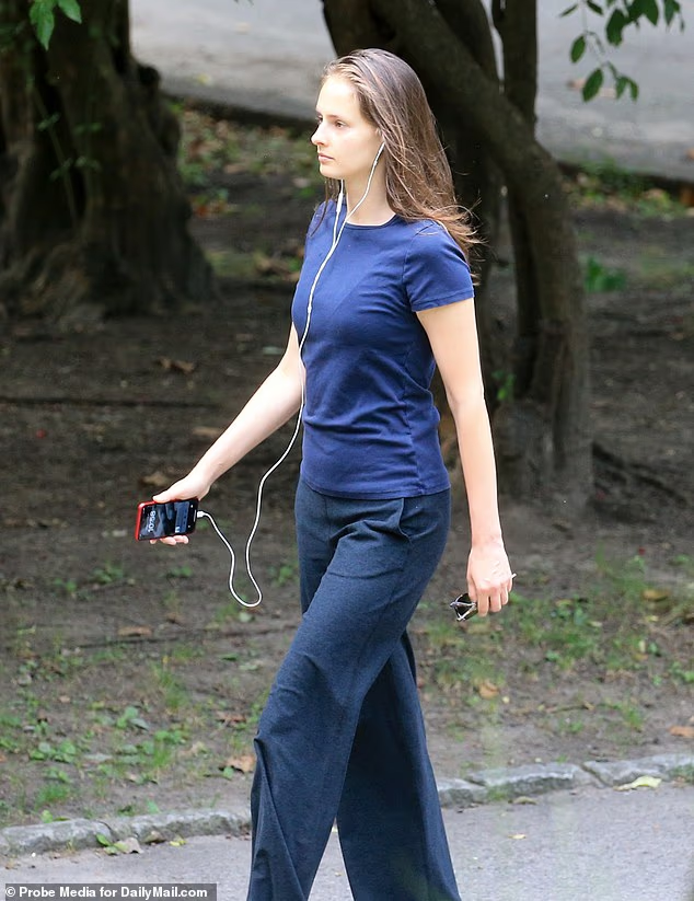 20岁白俄罗斯女留学生,被曝是爱泼斯坦最后恋人 20岁白俄罗斯女留学生,被曝是爱泼斯坦最后恋人