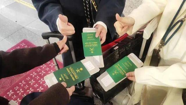 7名外国游客在中国疯狂购物500斤 7名外国游客在中国疯狂购物500斤