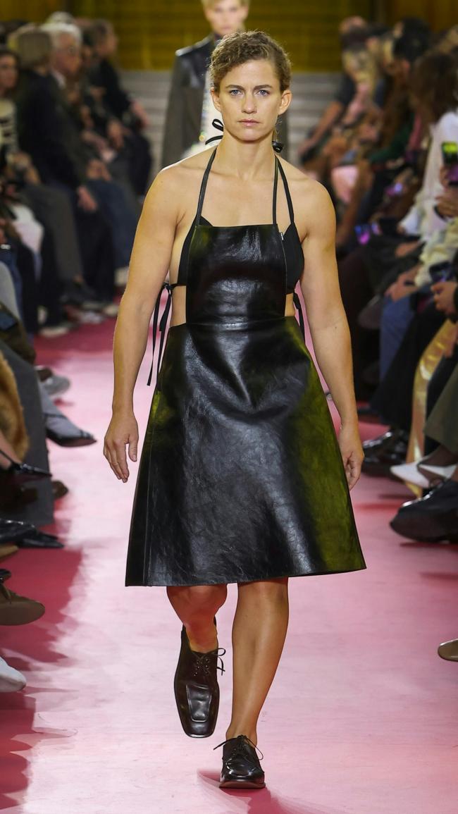 买吗?Miu Miu春夏系列推出“17万元围裙”惹议 买吗?Miu Miu春夏系列推出“17万元围裙”惹议