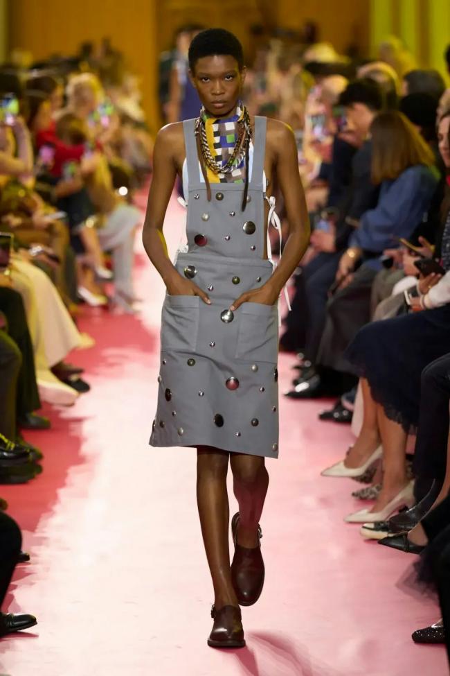 买吗?Miu Miu春夏系列推出“17万元围裙”惹议 买吗?Miu Miu春夏系列推出“17万元围裙”惹议