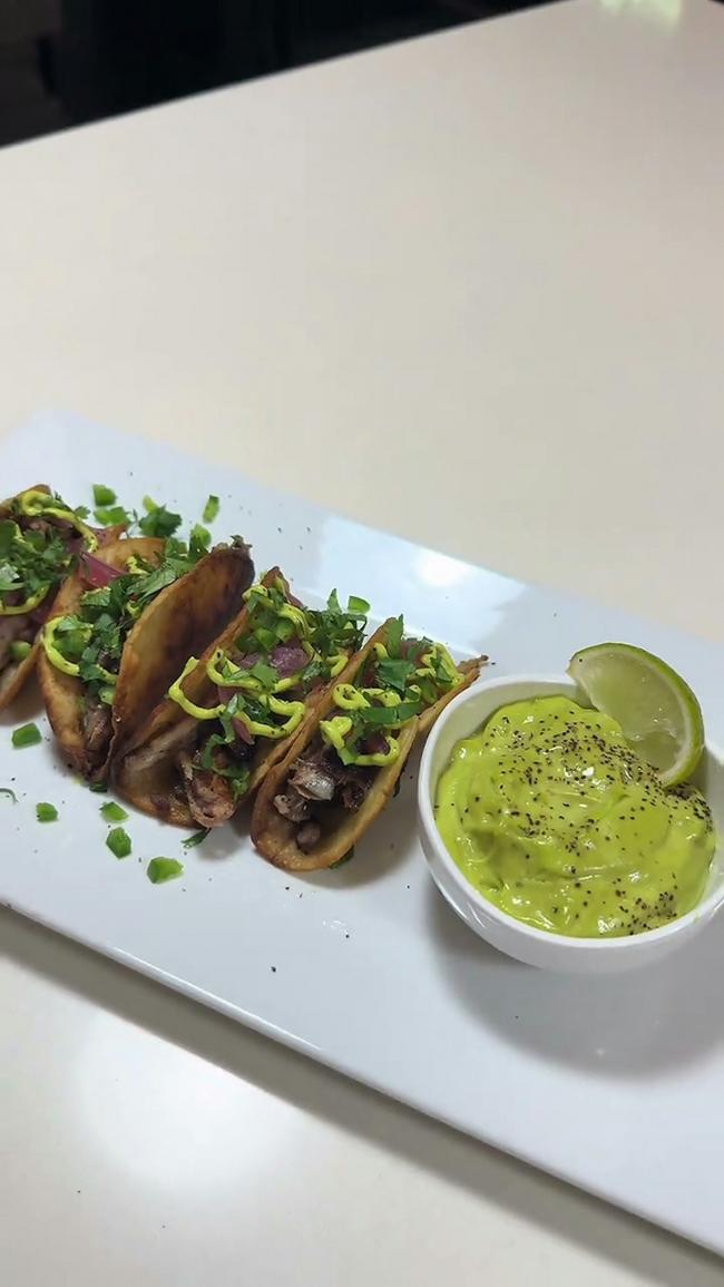 网民震惊:网红捡来假死蜥蜴 做Taco食用 网民震惊:网红捡来假死蜥蜴 做Taco食用