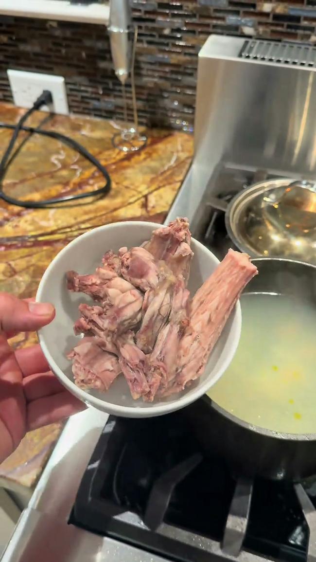 网民震惊:网红捡来假死蜥蜴 做Taco食用 网民震惊:网红捡来假死蜥蜴 做Taco食用