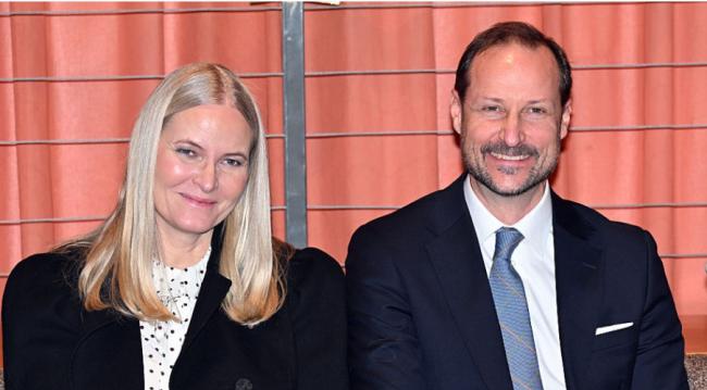 民意汹涌,挪威王储妃一周内再度道歉 民意汹涌,挪威王储妃一周内再度道歉