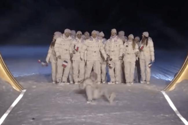当着全球观众面摔倒 法运动员冬奥开幕式出糗 当着全球观众面摔倒 法运动员冬奥开幕式出糗
