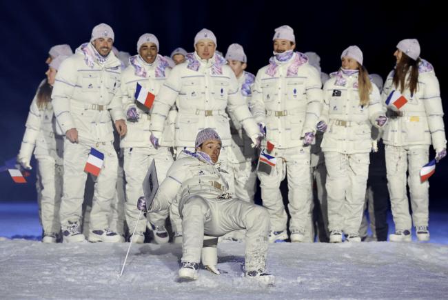 当着全球观众面摔倒 法运动员冬奥开幕式出糗 当着全球观众面摔倒 法运动员冬奥开幕式出糗