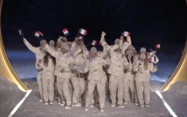 当着全球观众面摔倒 法运动员冬奥开幕式出糗 当着全球观众面摔倒 法运动员冬奥开幕式出糗