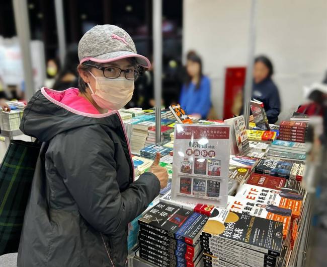 萧美琴变装逛书展 引发网友担忧 亲自回应 萧美琴变装逛书展 引发网友担忧 亲自回应