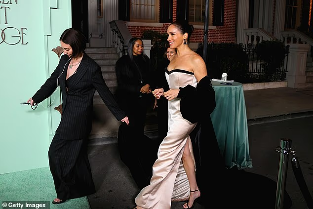 44岁梅根久违惊艳,果酱白送后卖起了巧克力 44岁梅根久违惊艳,果酱白送后卖起了巧克力